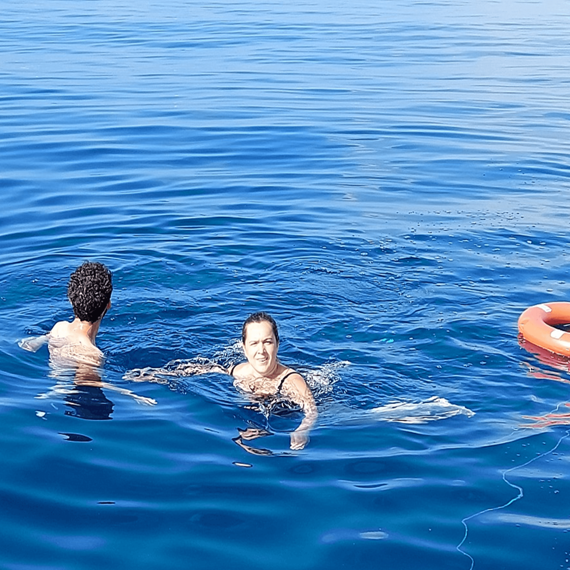 Baño en el Mediterráneo desde el velero — despedida de soltero Barcelona