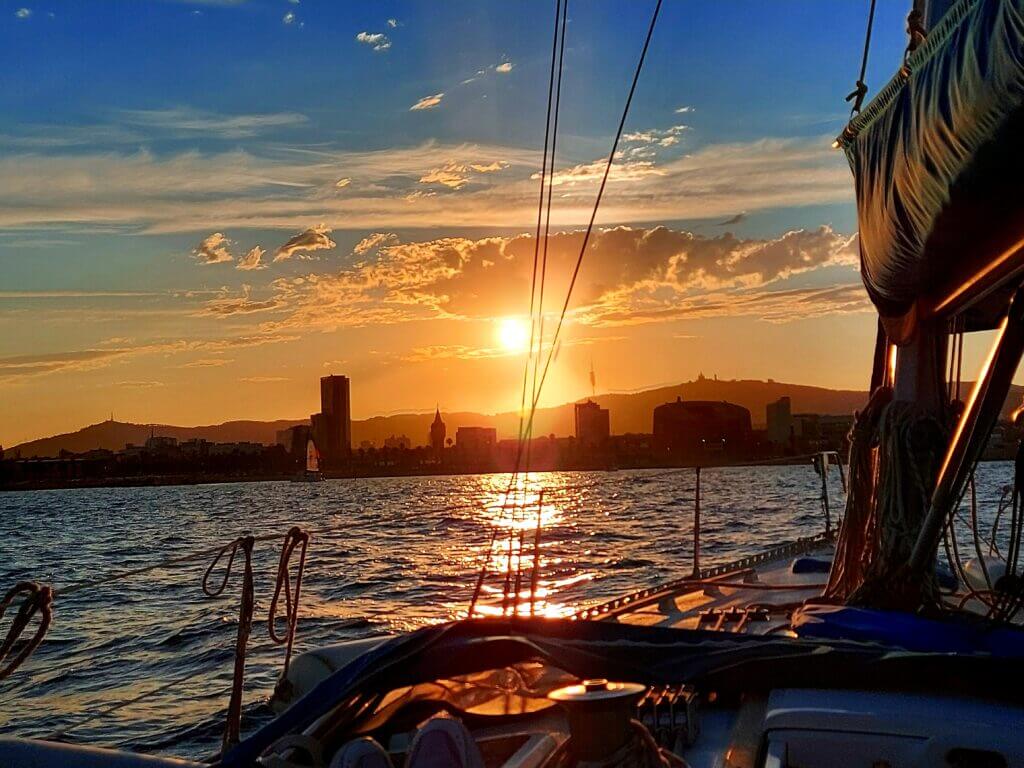 Paseo en velero al atardecer Barcelona — vistas de Montjuïc