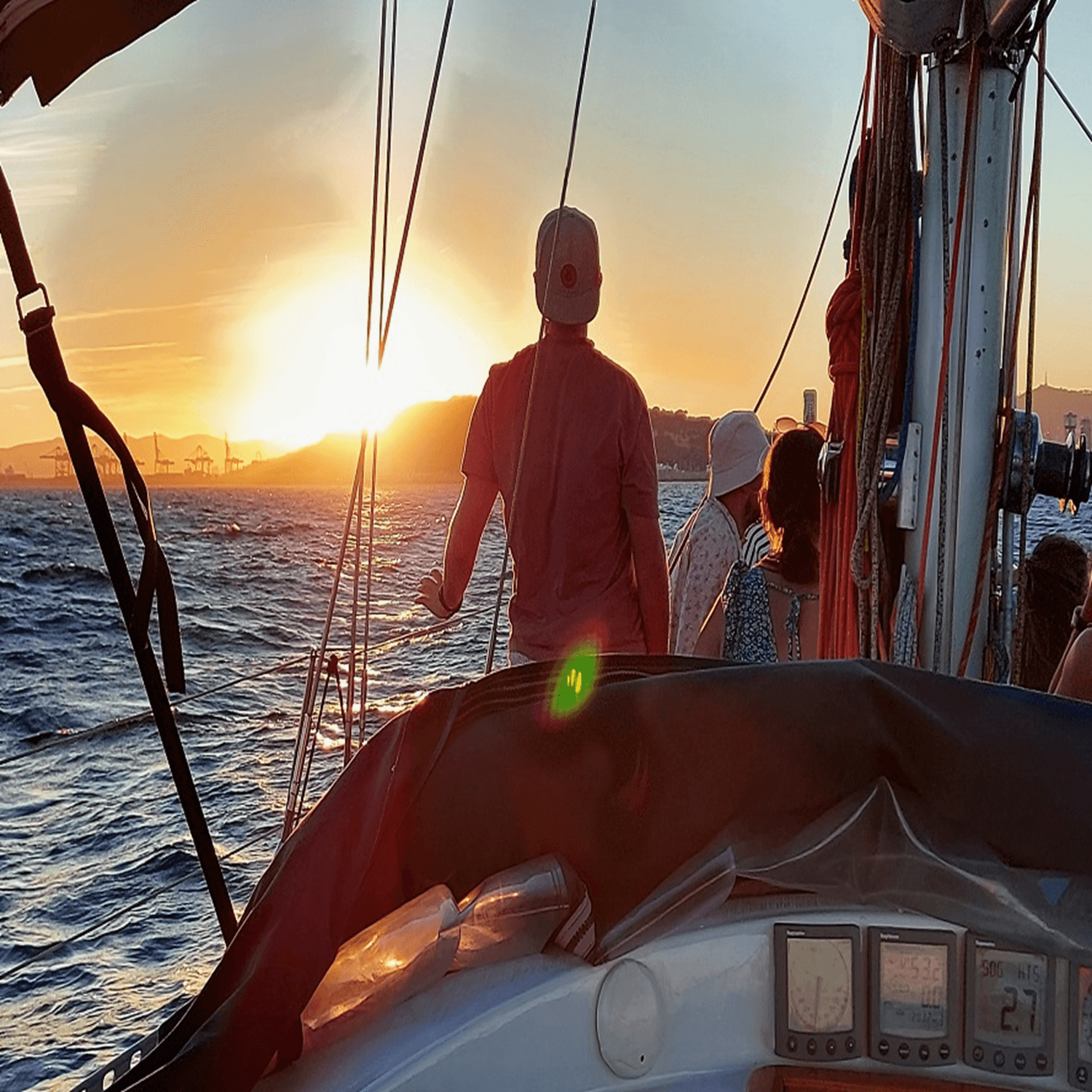 Atardecer sobre el Mediterráneo desde el velero privado Barcelona