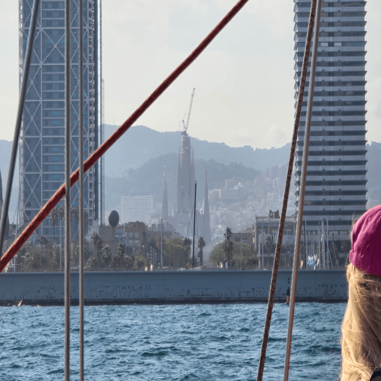 Pasajeros disfrutando del atardecer privado en velero por Barcelona