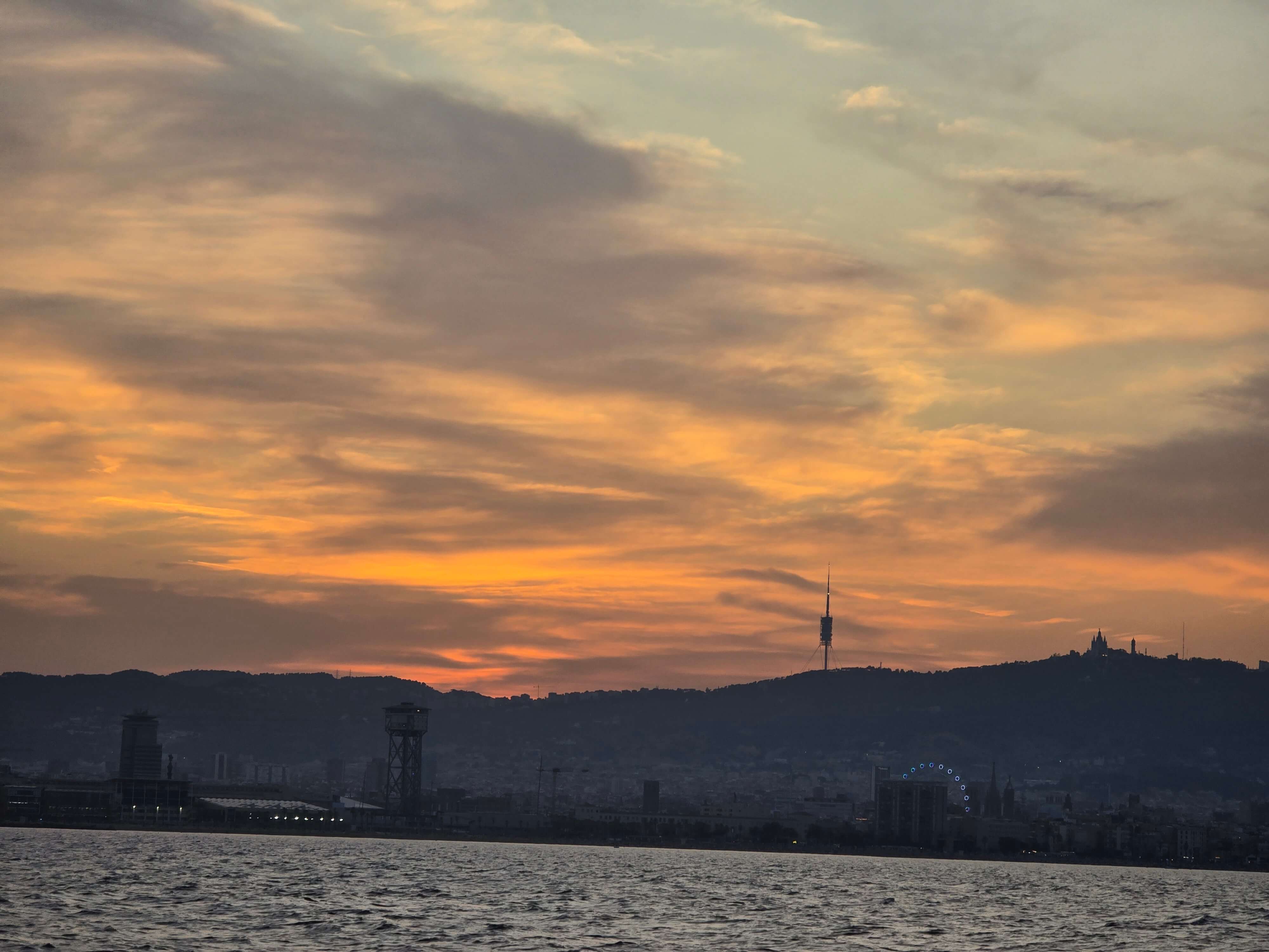 Sonnenuntergangs-Segeln in Barcelona — goldene Stunde auf dem Mittelmeer