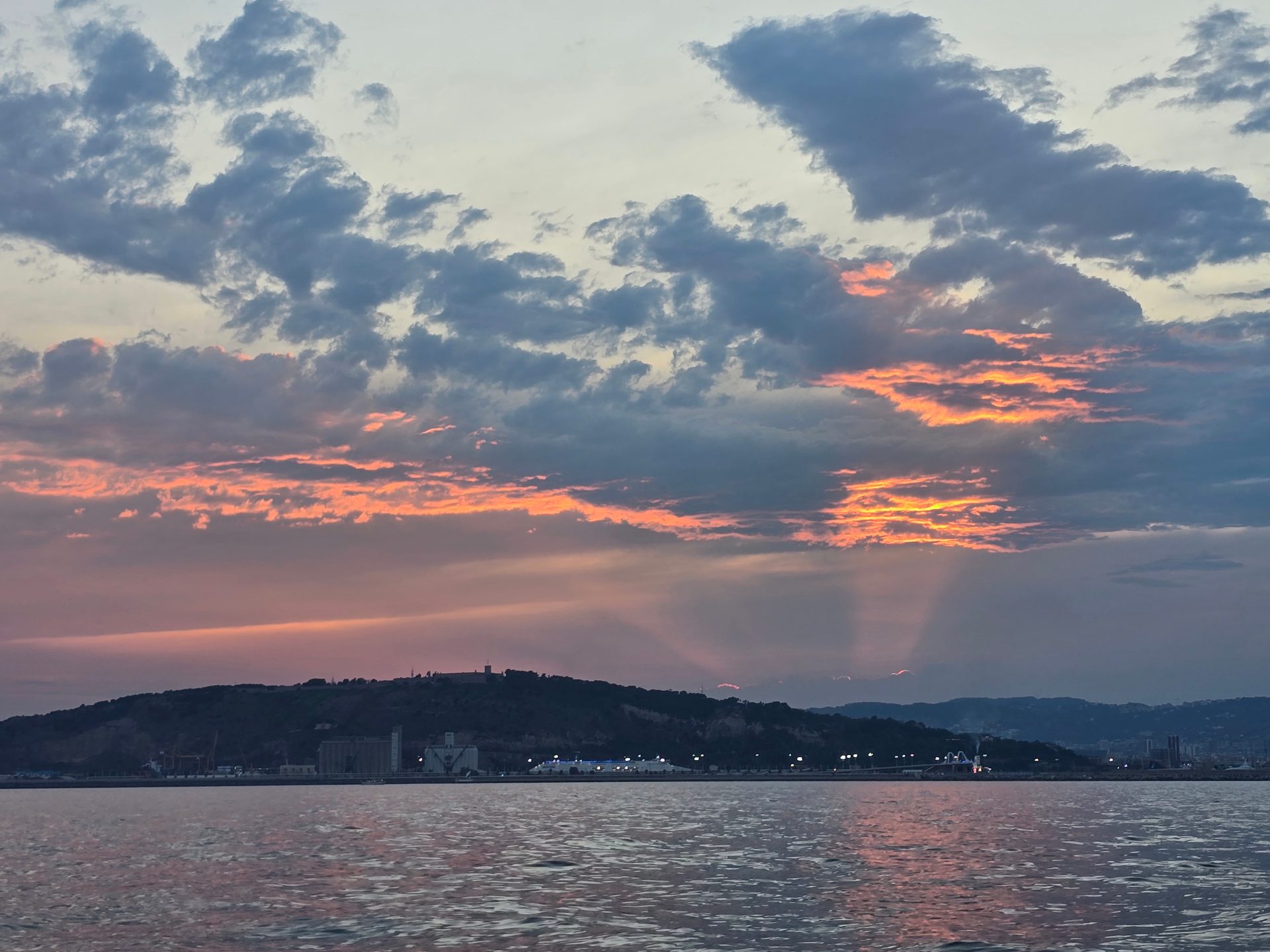 Puesta de sol espectacular sobre el mar Mediterráneo desde el velero
