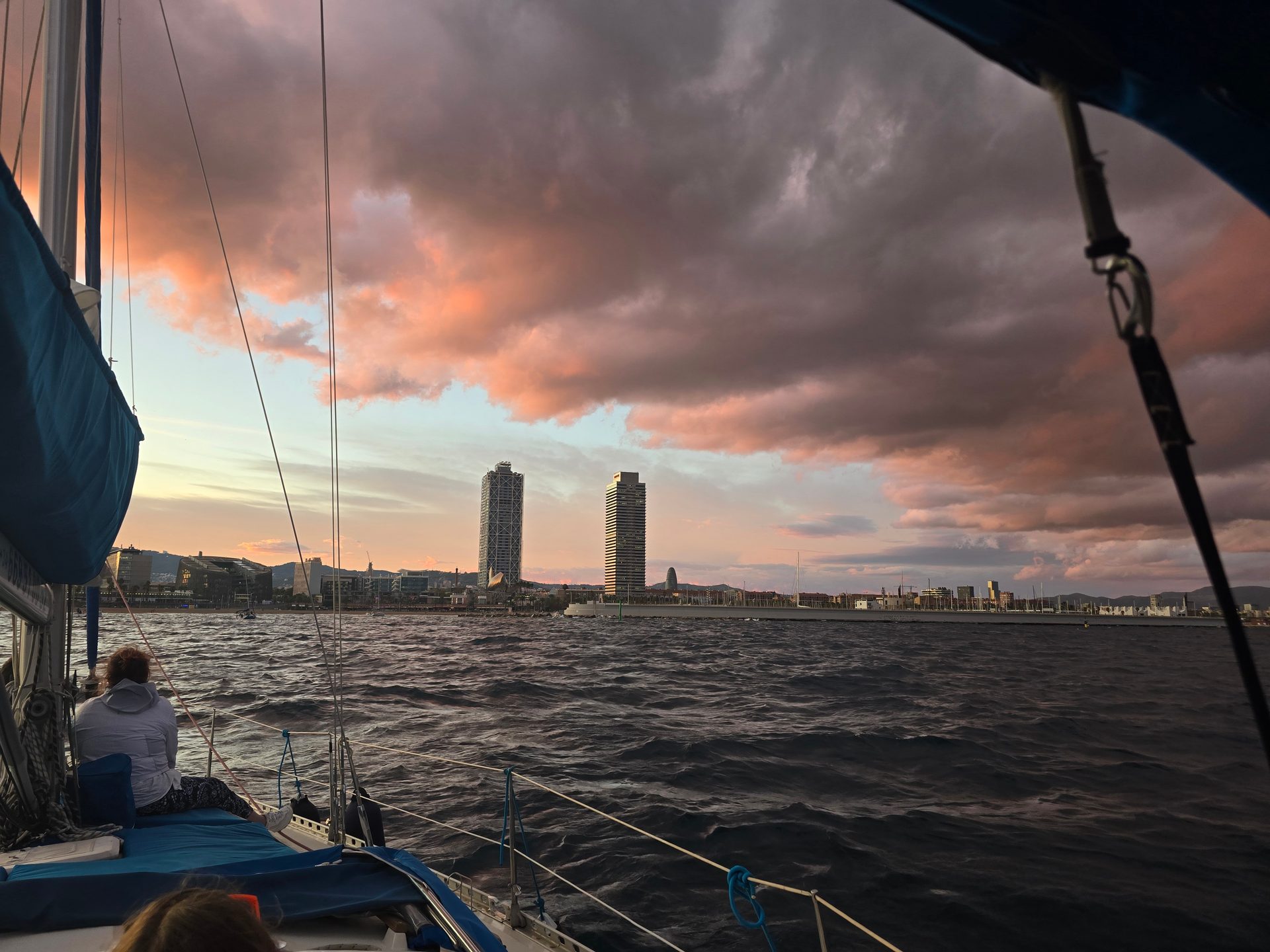 Cielo dramático al atardecer con las Torres de la Vila Olímpica desde el velero