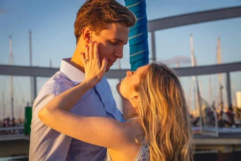 Veleiro a navegar ao pôr do sol em frente a Barcelona — experiência pernoita romântica