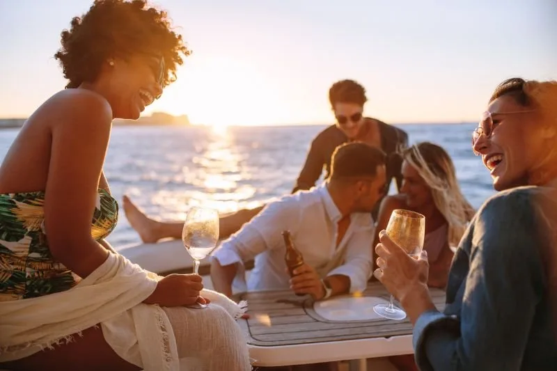 Catamarán privado Barcelona - actividades en catamarán para grupos o parejas