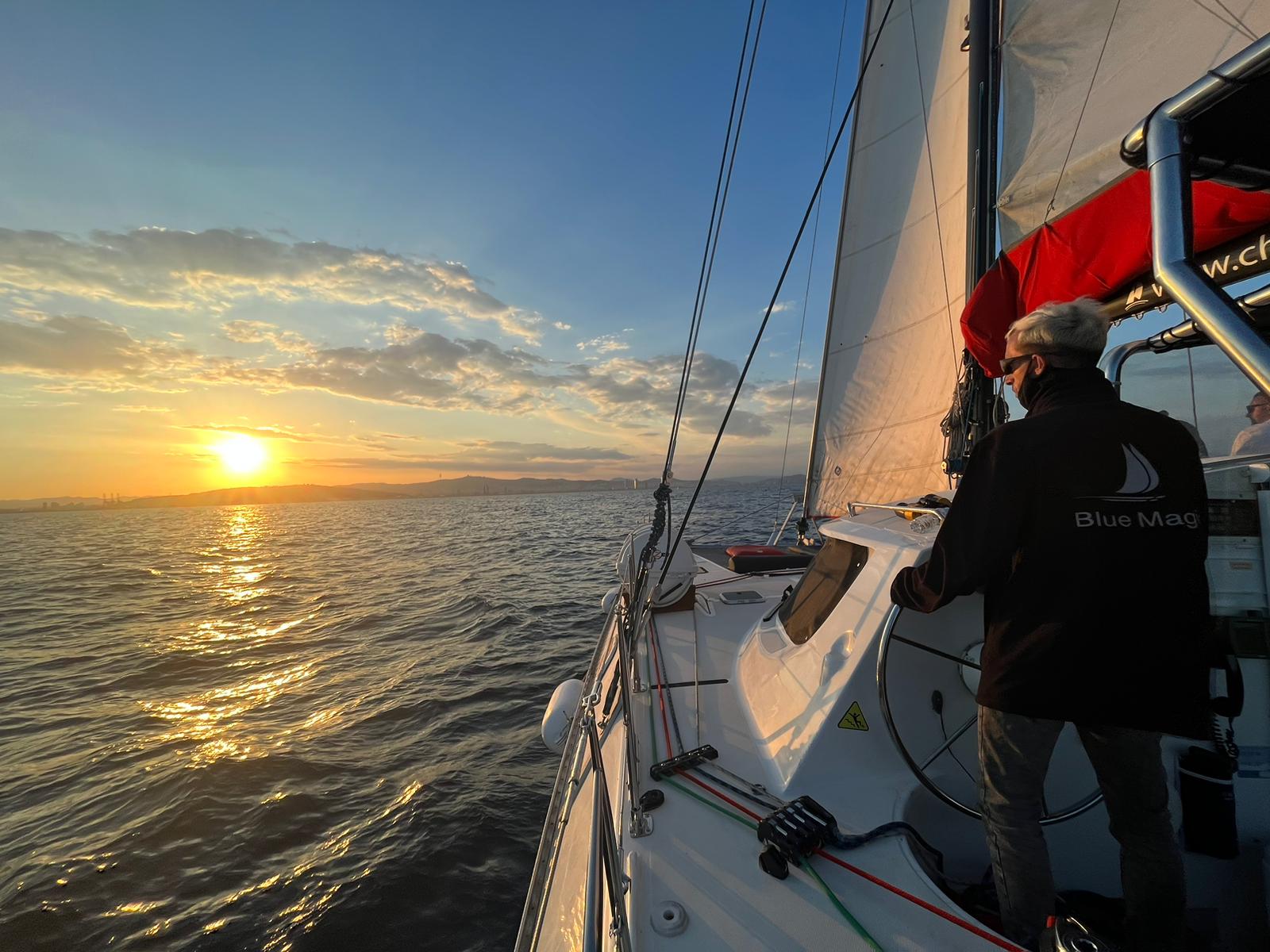 Atardecer desde el CAT30 - tour en catamarán Barcelona