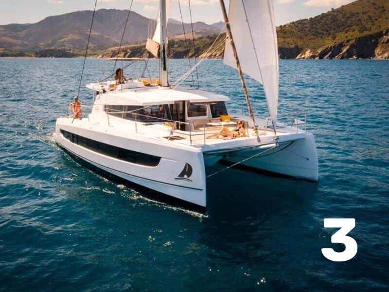 Catamarán de lujo en Barcelona — cubierta y vistas al mar