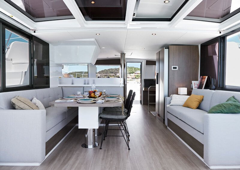 Catamarán luxury navegando por el litoral barcelonés