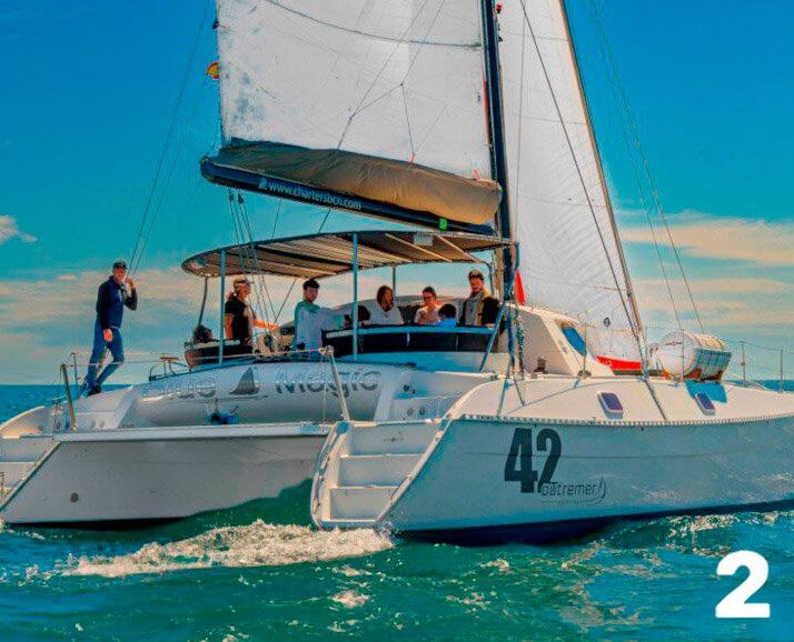 Catamarán Blue Magic Cat navegando por el Mediterráneo