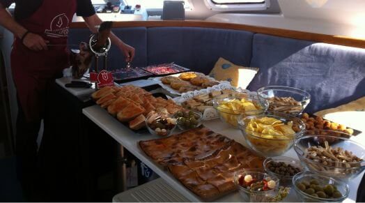 Catering premium y comida a bordo del catamarán Barcelona