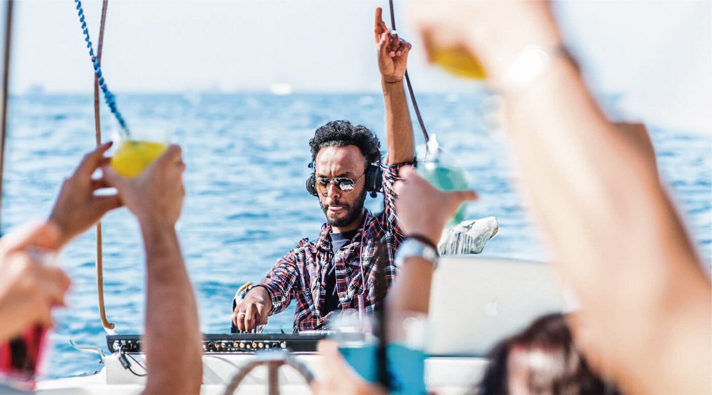 DJ a bordo del catamarán privado en Barcelona — fiesta en el mar