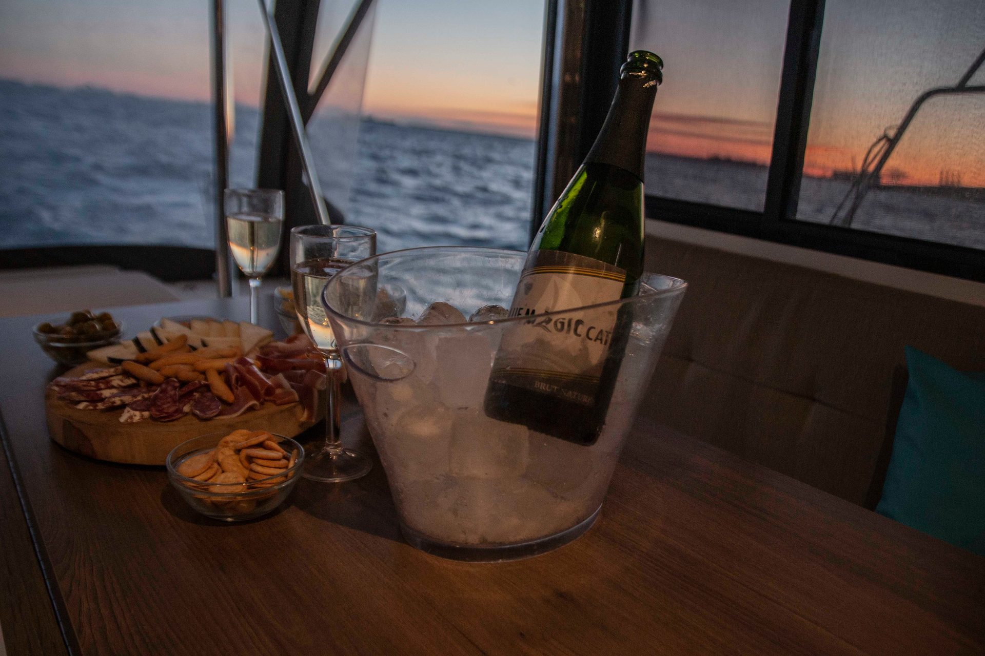 Bebidas al atardecer a bordo del CAT35 Luxury