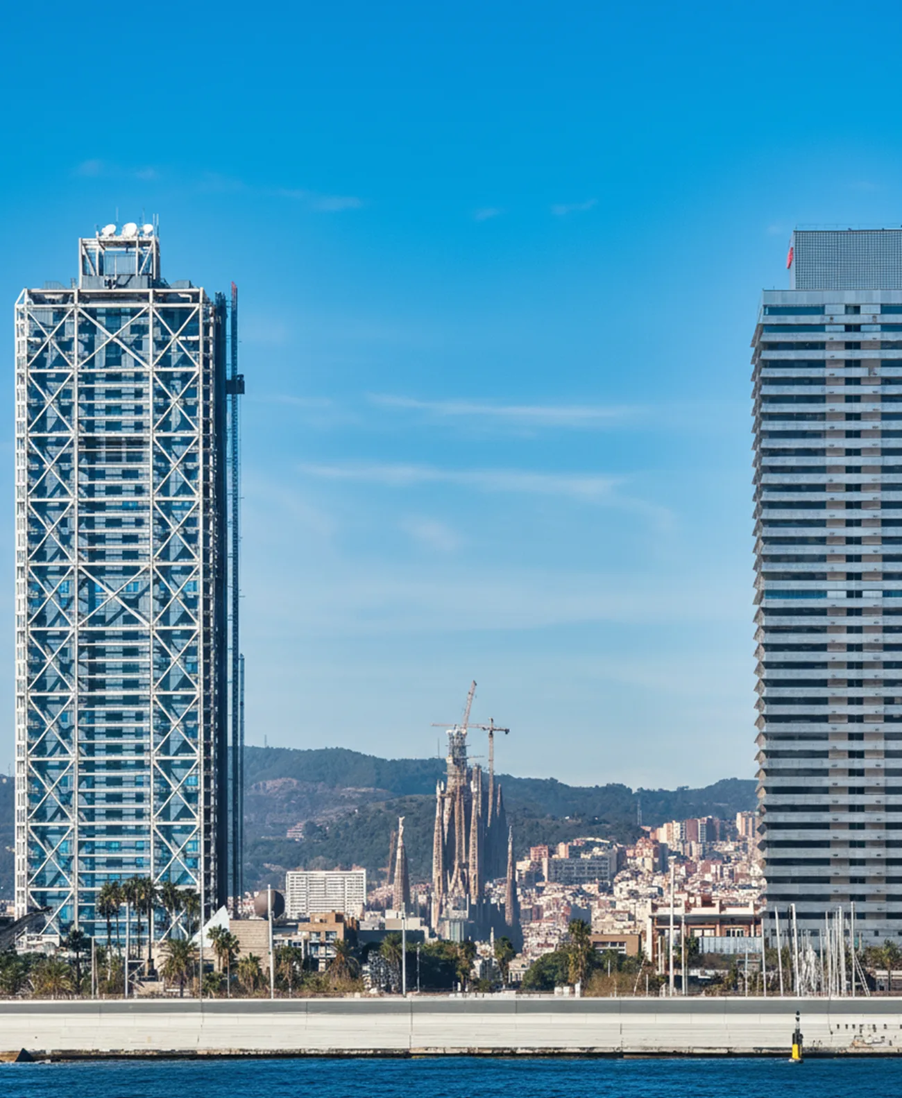 从海上望见圣家堂的巴塞罗那天际线 — Cool Sailing BCN