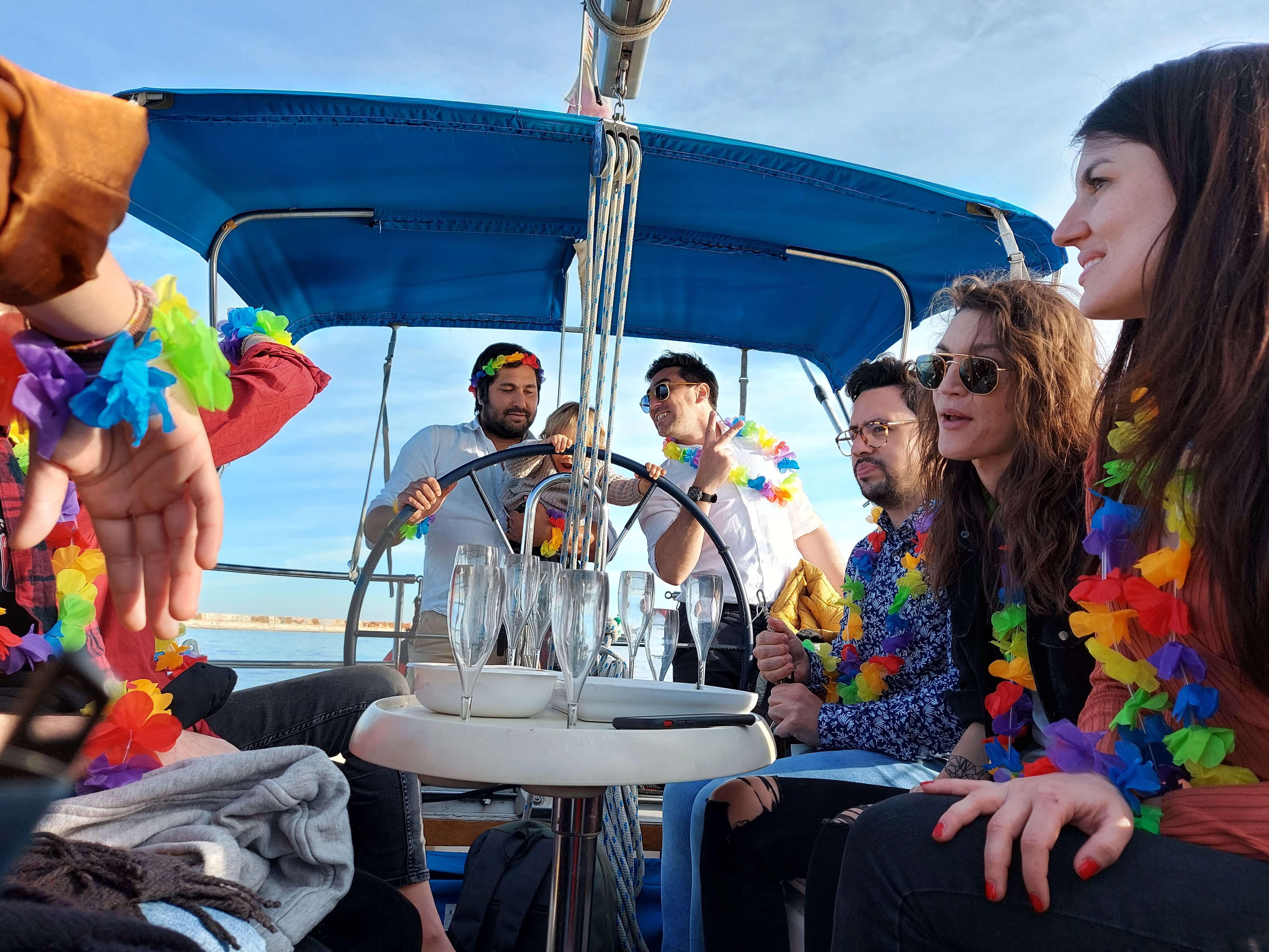 Grupo de amigos celebrando cumpleaños a bordo con guirnaldas