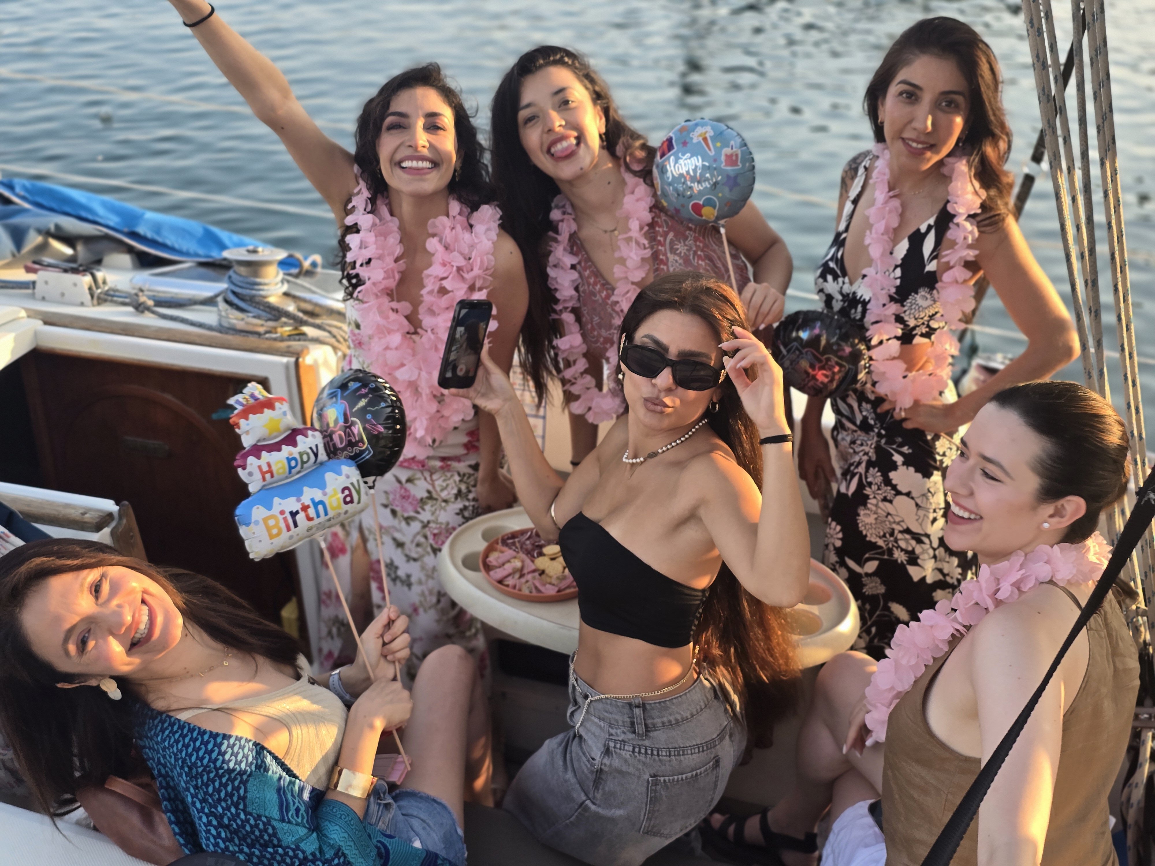 Celebración de cumpleaños en el Mediterráneo con vistas a Barcelona