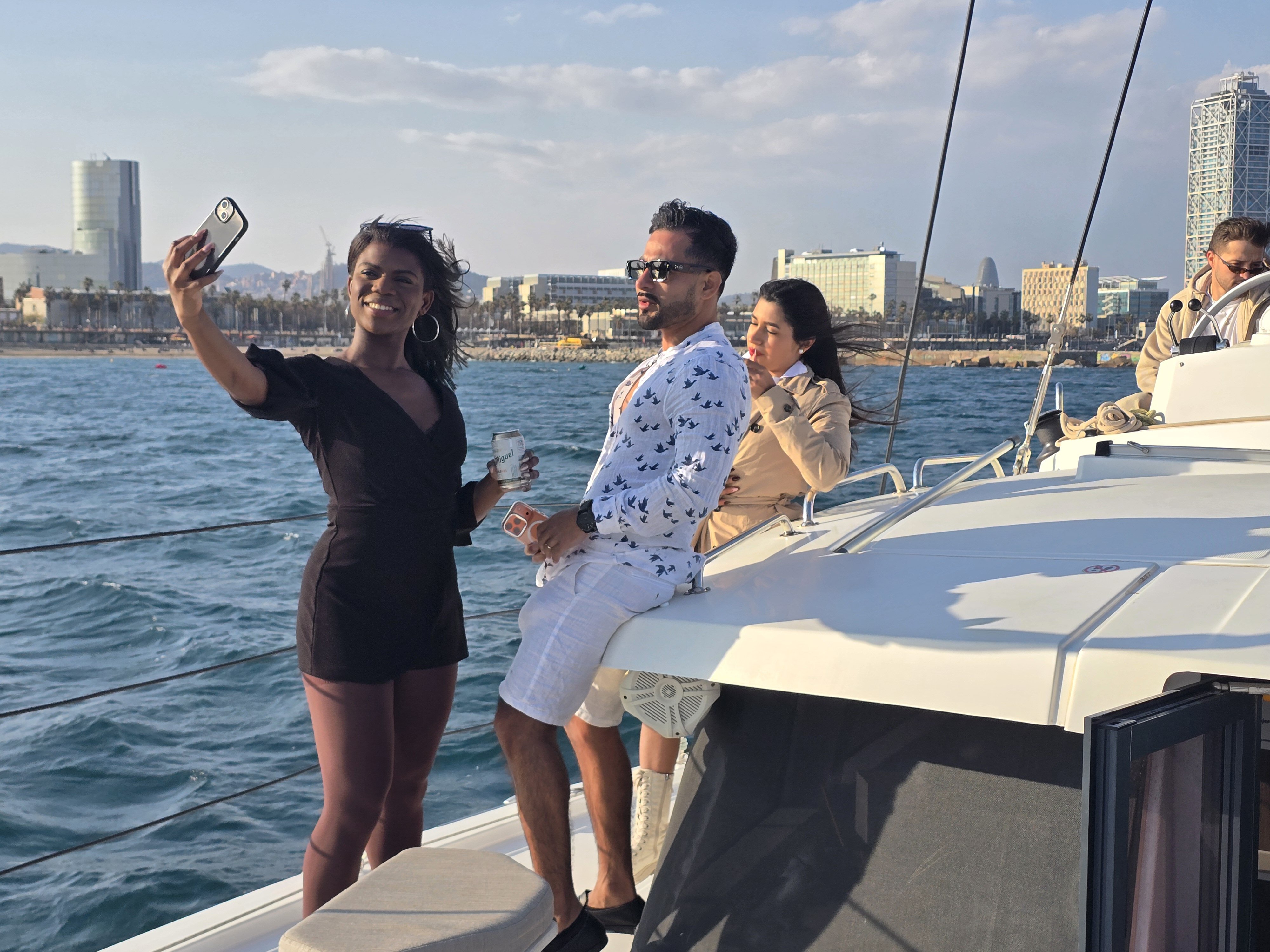 Navegando frente al skyline de Barcelona durante la Golden Hour