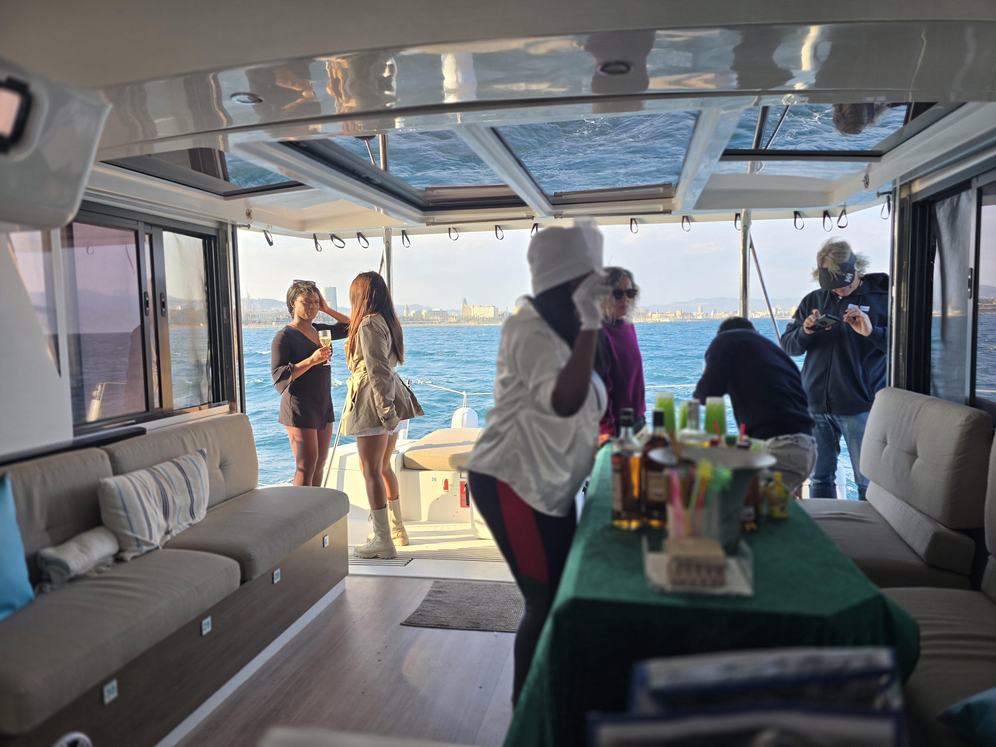 Luz dorada del atardecer sobre el Mediterráneo desde el velero