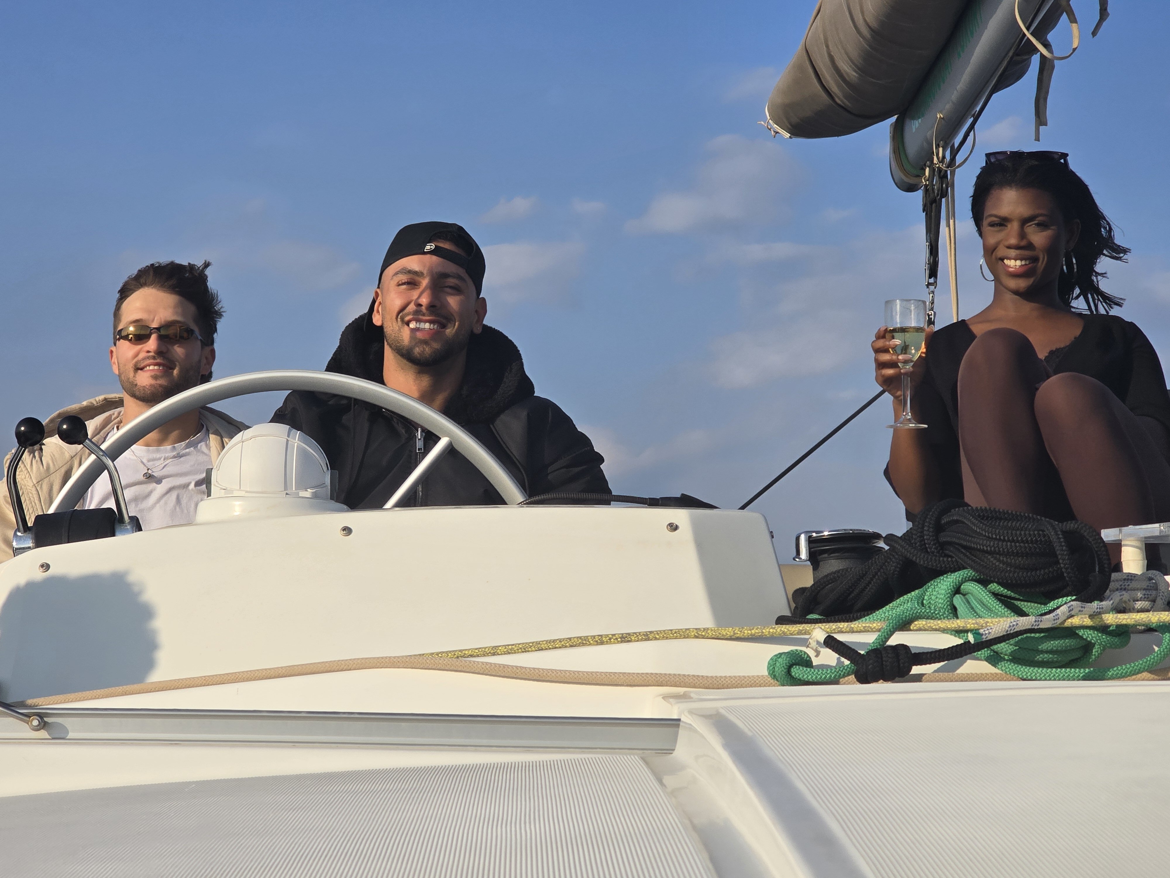 Horizonte mediterráneo desde la proa del velero durante el atardecer