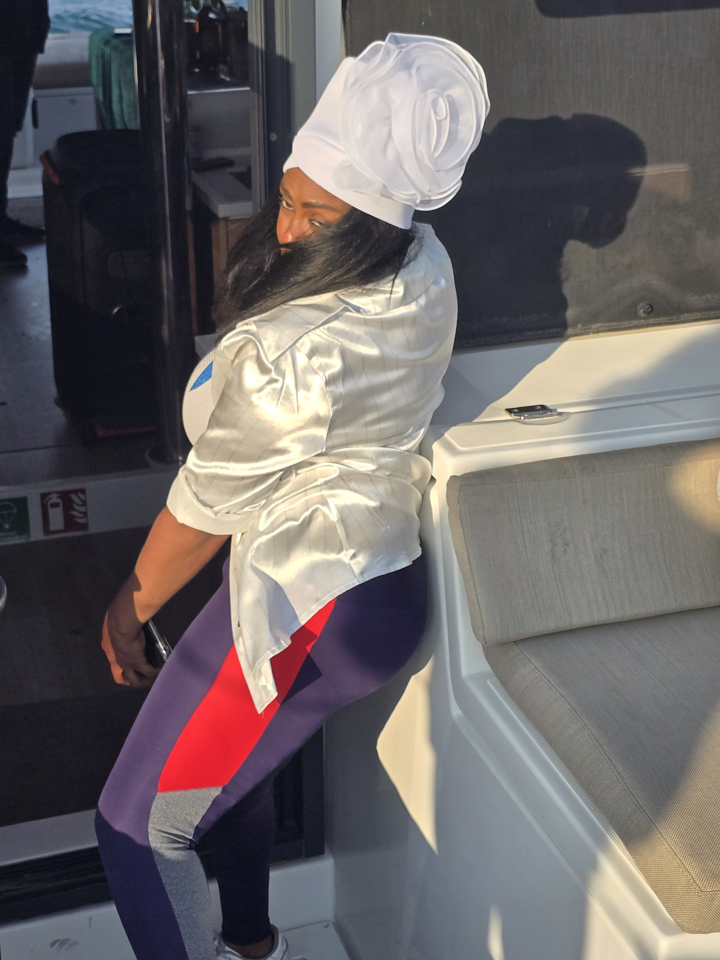 Pasajeros del Sunset Cruise disfrutando de la experiencia Mojito