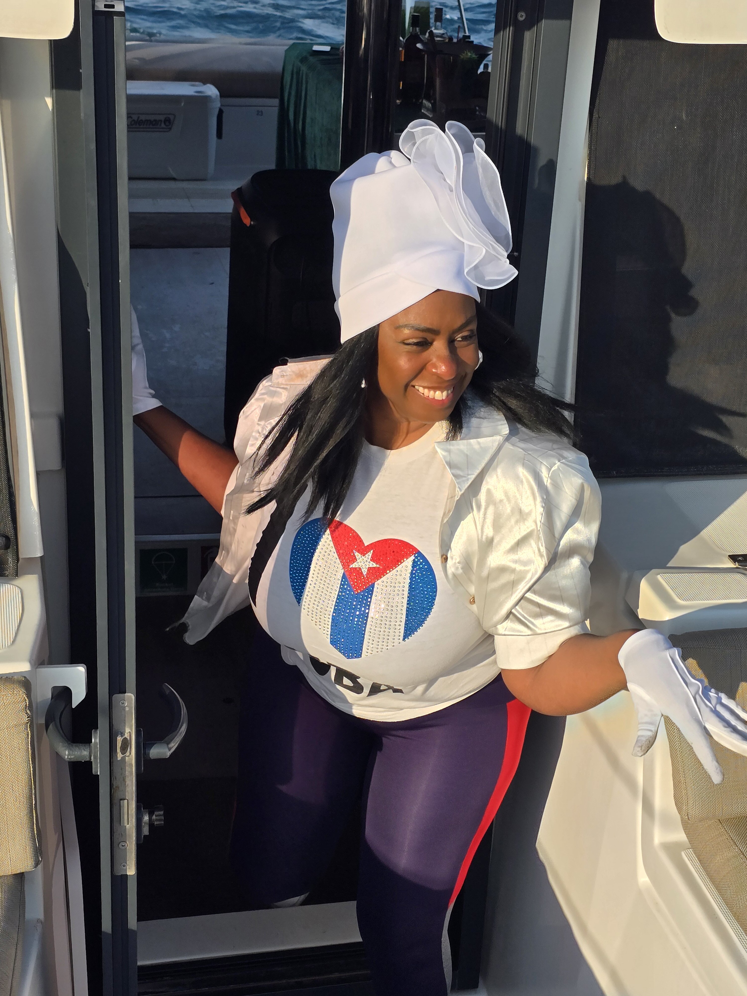 Grupo disfrutando mojitos a bordo del velero al atardecer