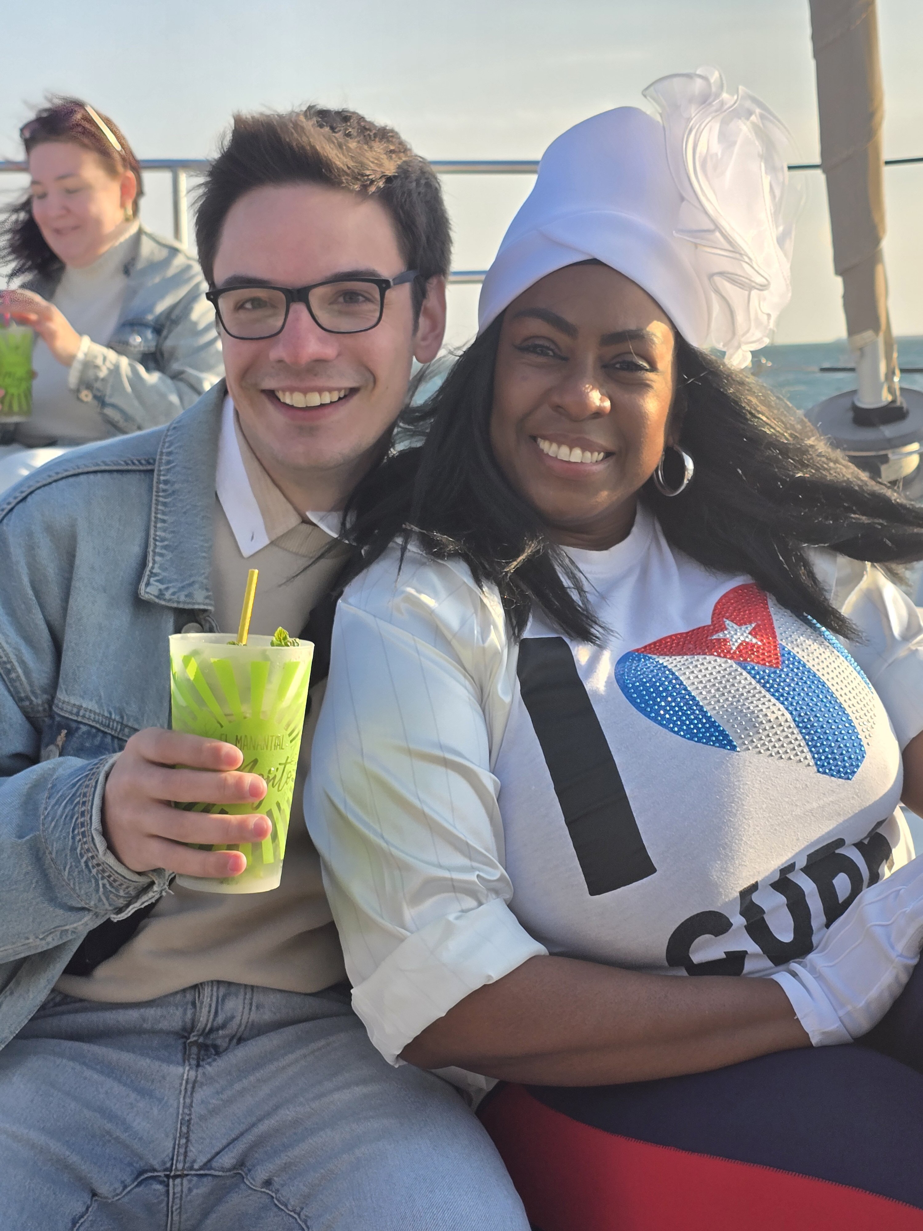 Velero navegando al atardecer frente a la costa de Barcelona
