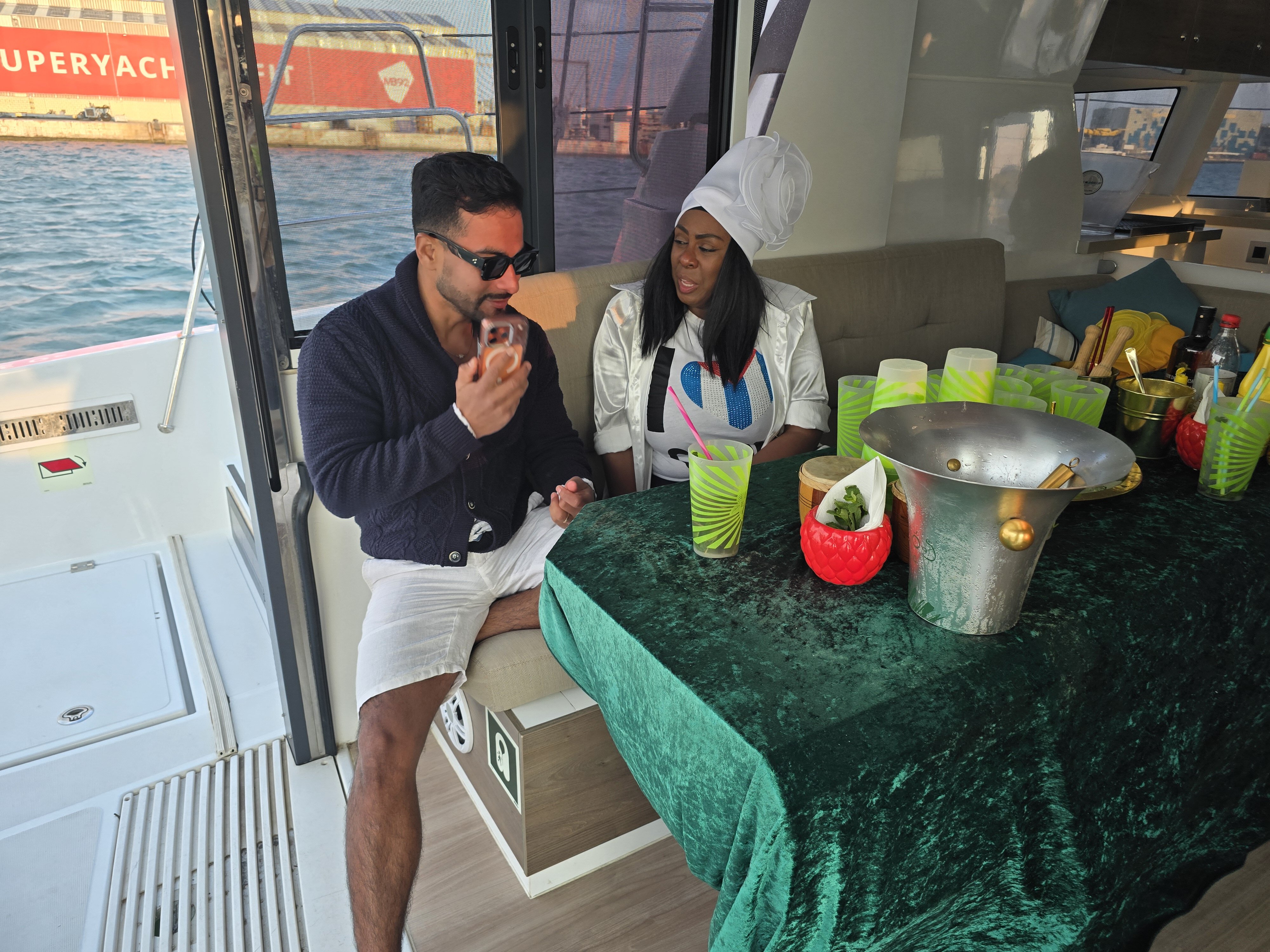 Sunset Cruise Barcelona — últimos rayos dorados desde cubierta