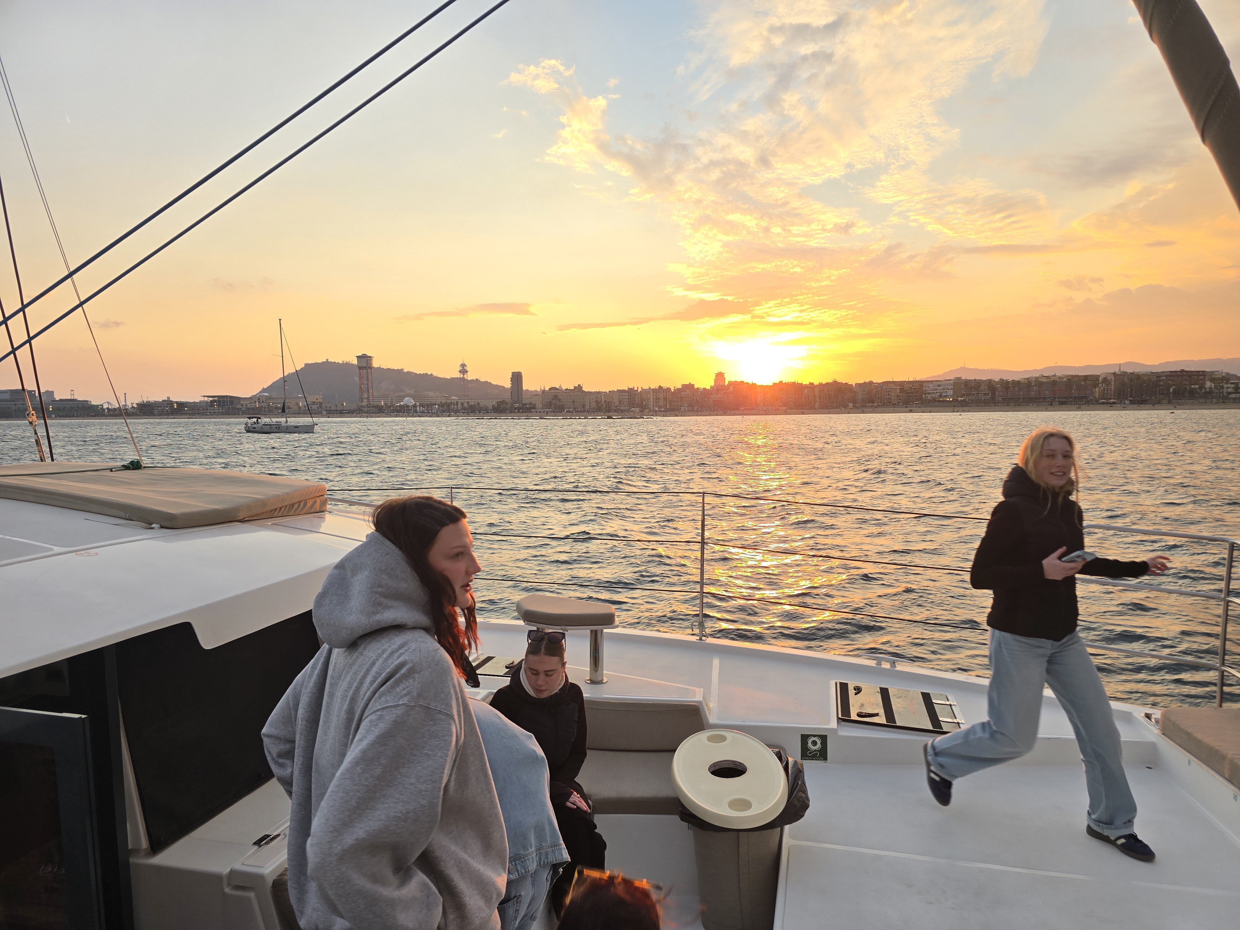 La hora más dorada del Mediterráneo — Golden Hour Sunset Cruise