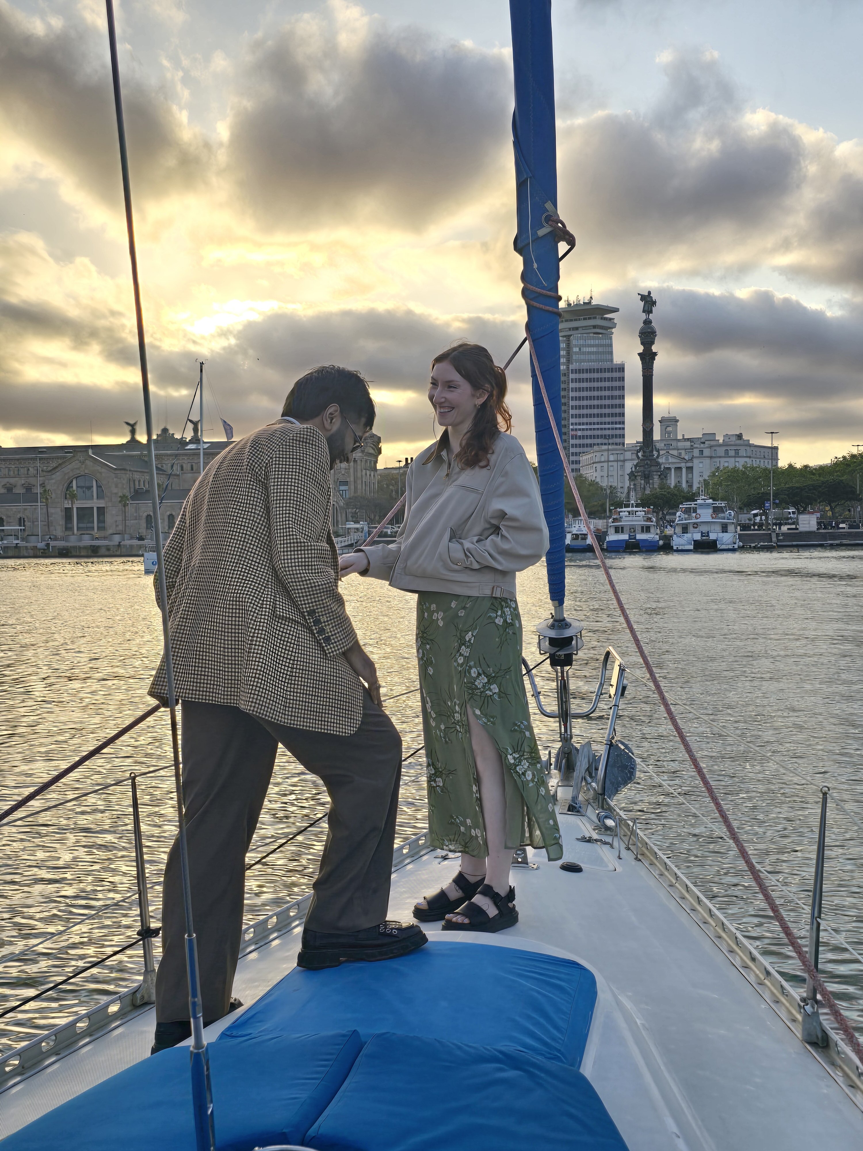 pareja-romantica-velero-privado-barcelona-atardecer