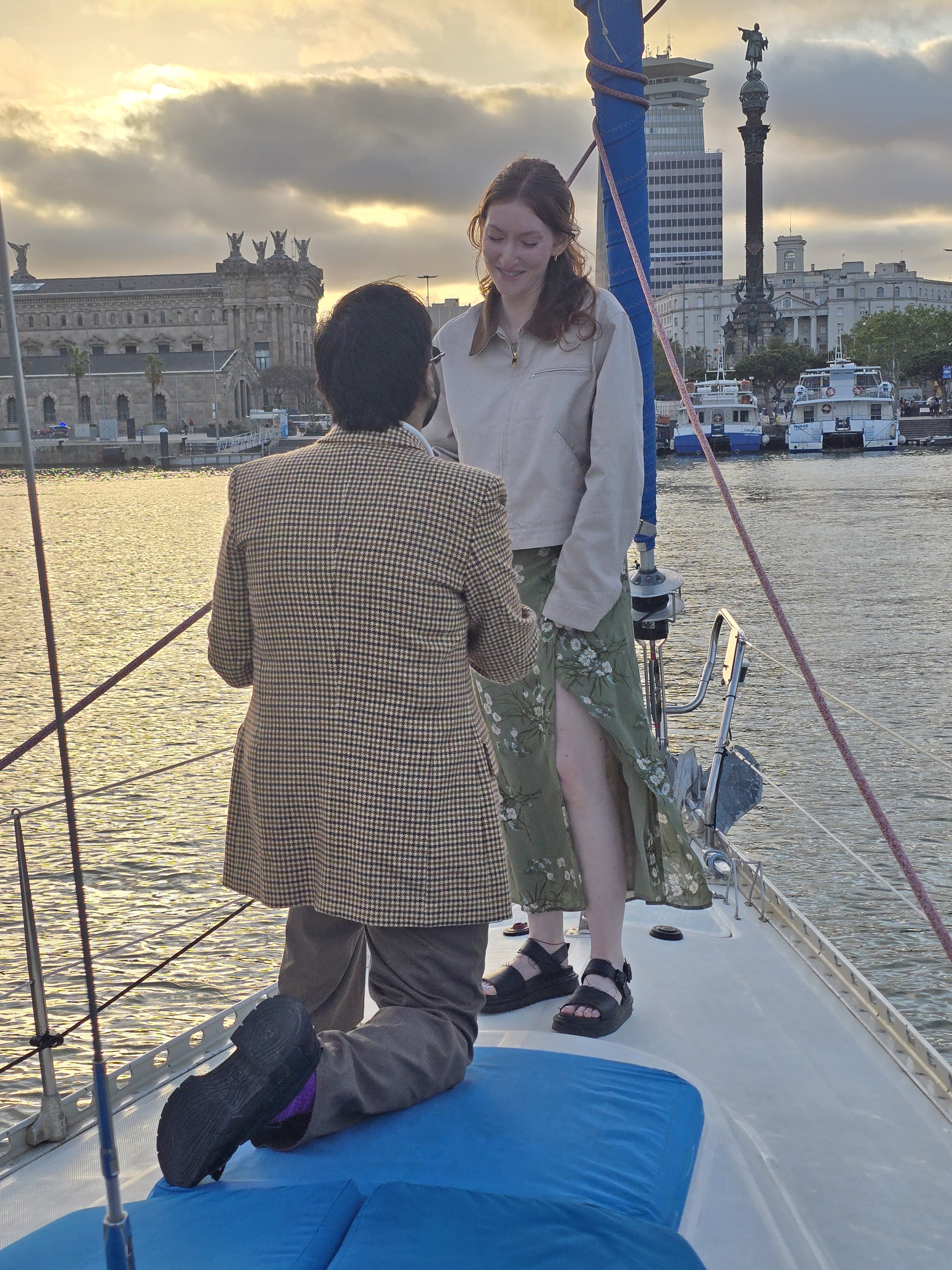 propuesta-matrimonio-barco-barcelona-skyline