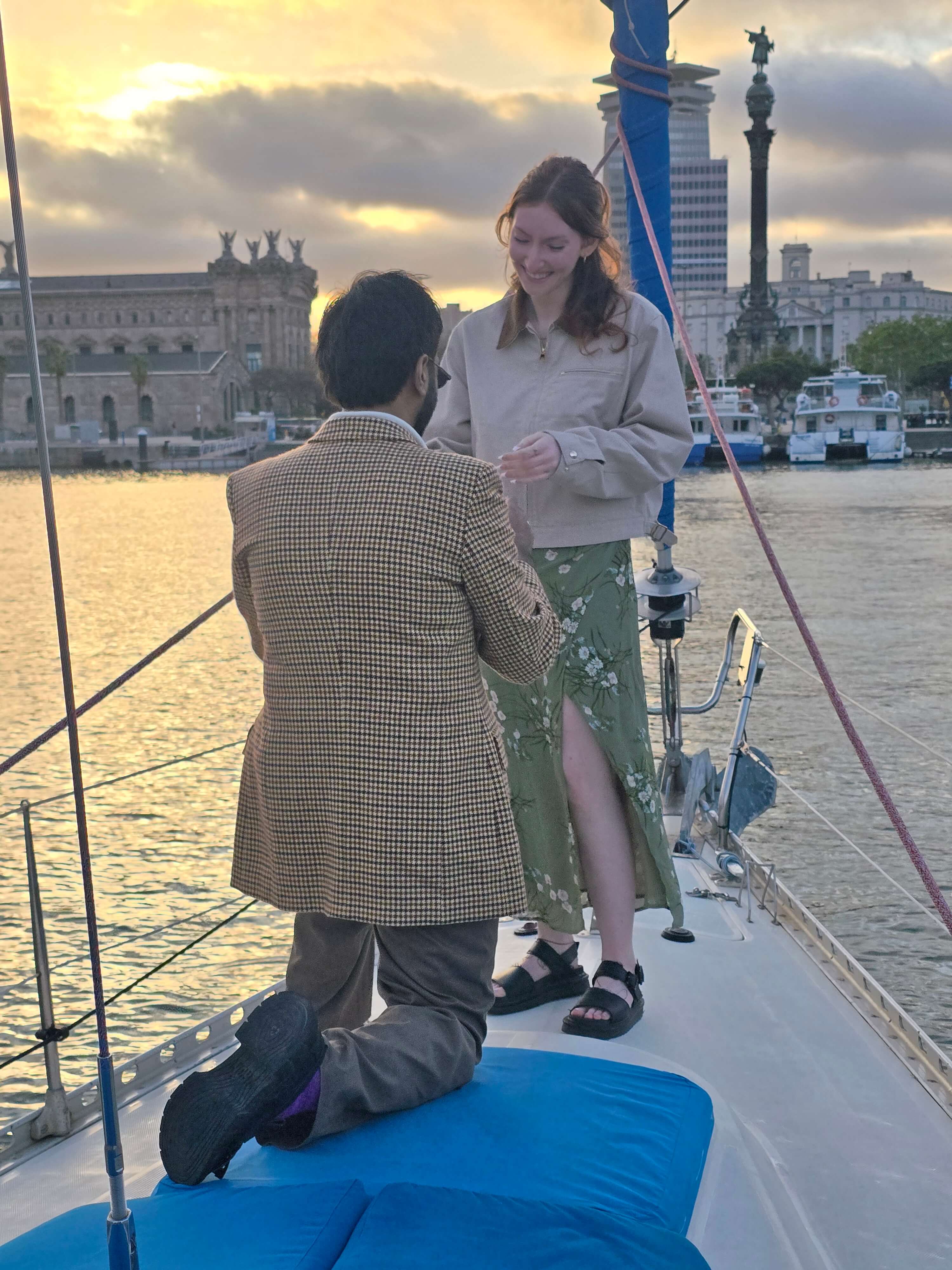 pareja-velero-privado-propuesta-matrimonio-barcelona