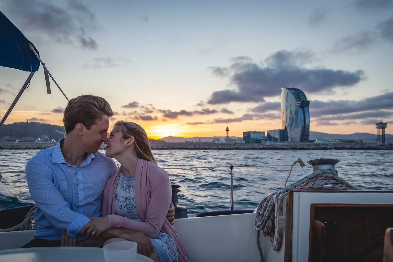 Decoración romántica a bordo del velero — pedida de mano Barcelona