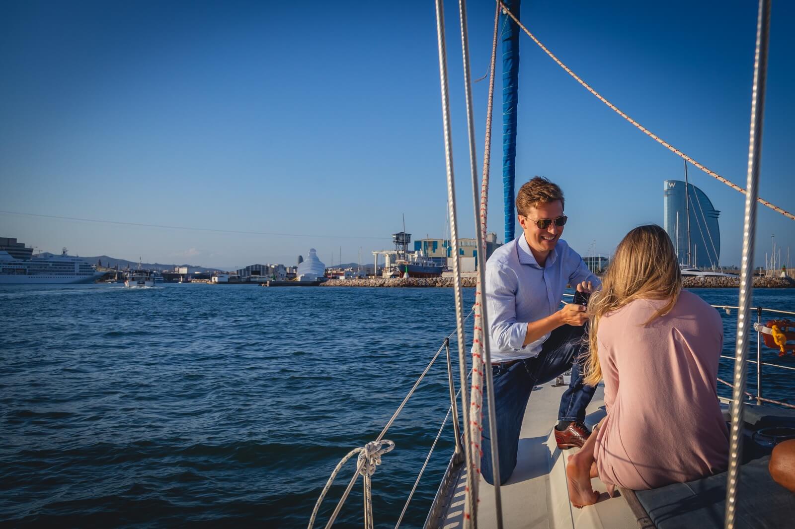 pedida-de-mano-barco-pareja-barcelona