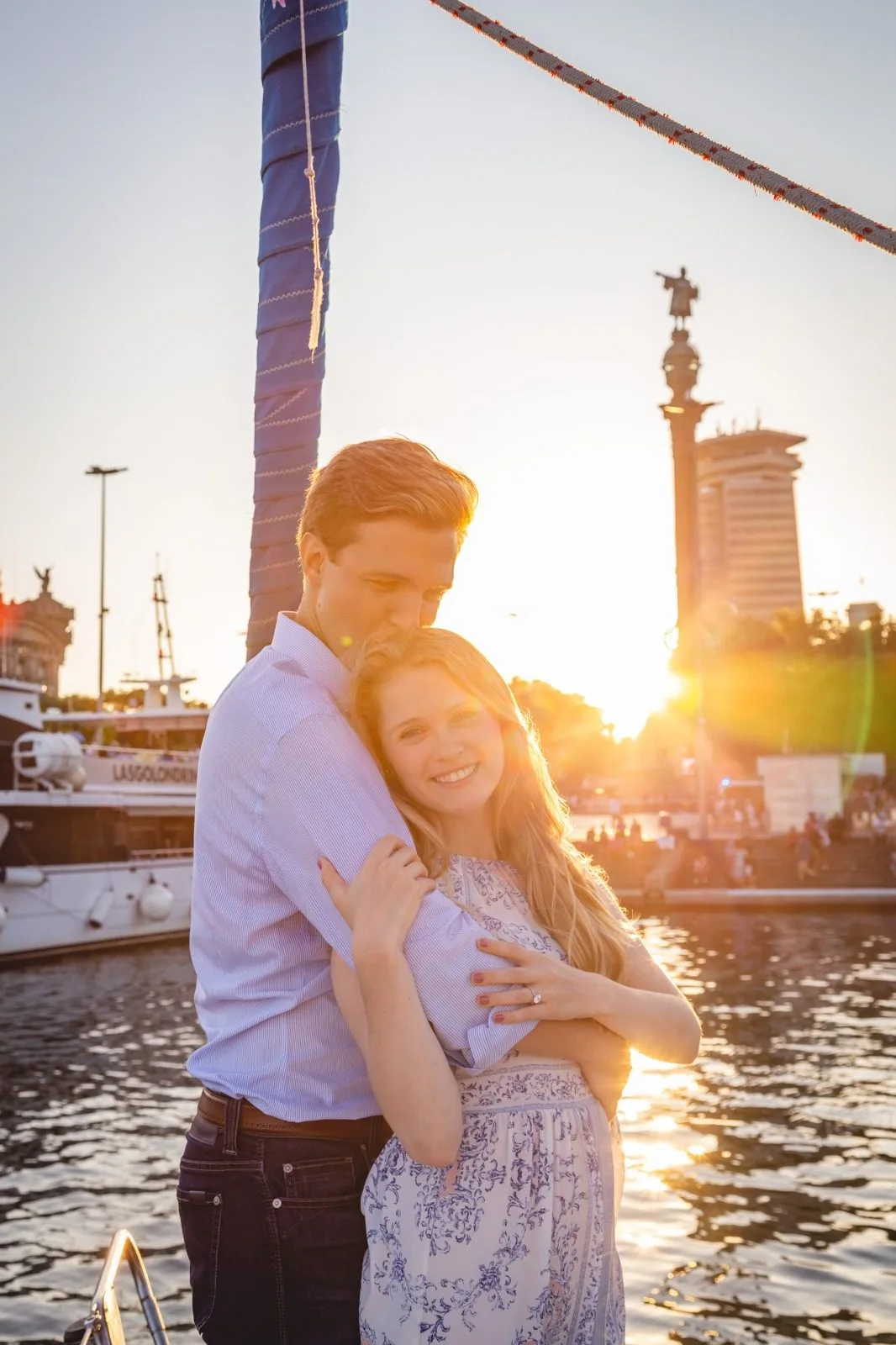 Vela y Mediterráneo al fondo — la pedida de mano más romántica de Barcelona