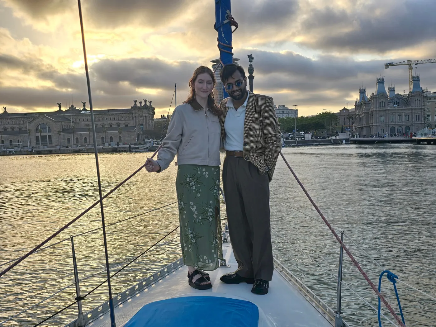 Pedida de mano romántica en velero privado con flores y cava en Barcelona