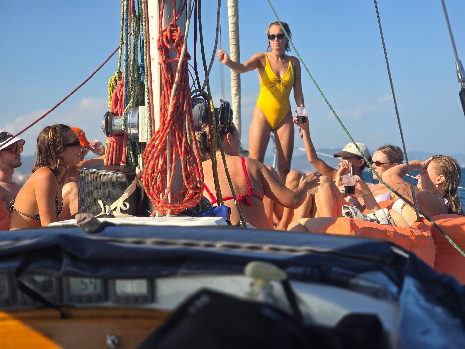 Grupo de amigos disfrutando del verano a bordo del velero en Barcelona