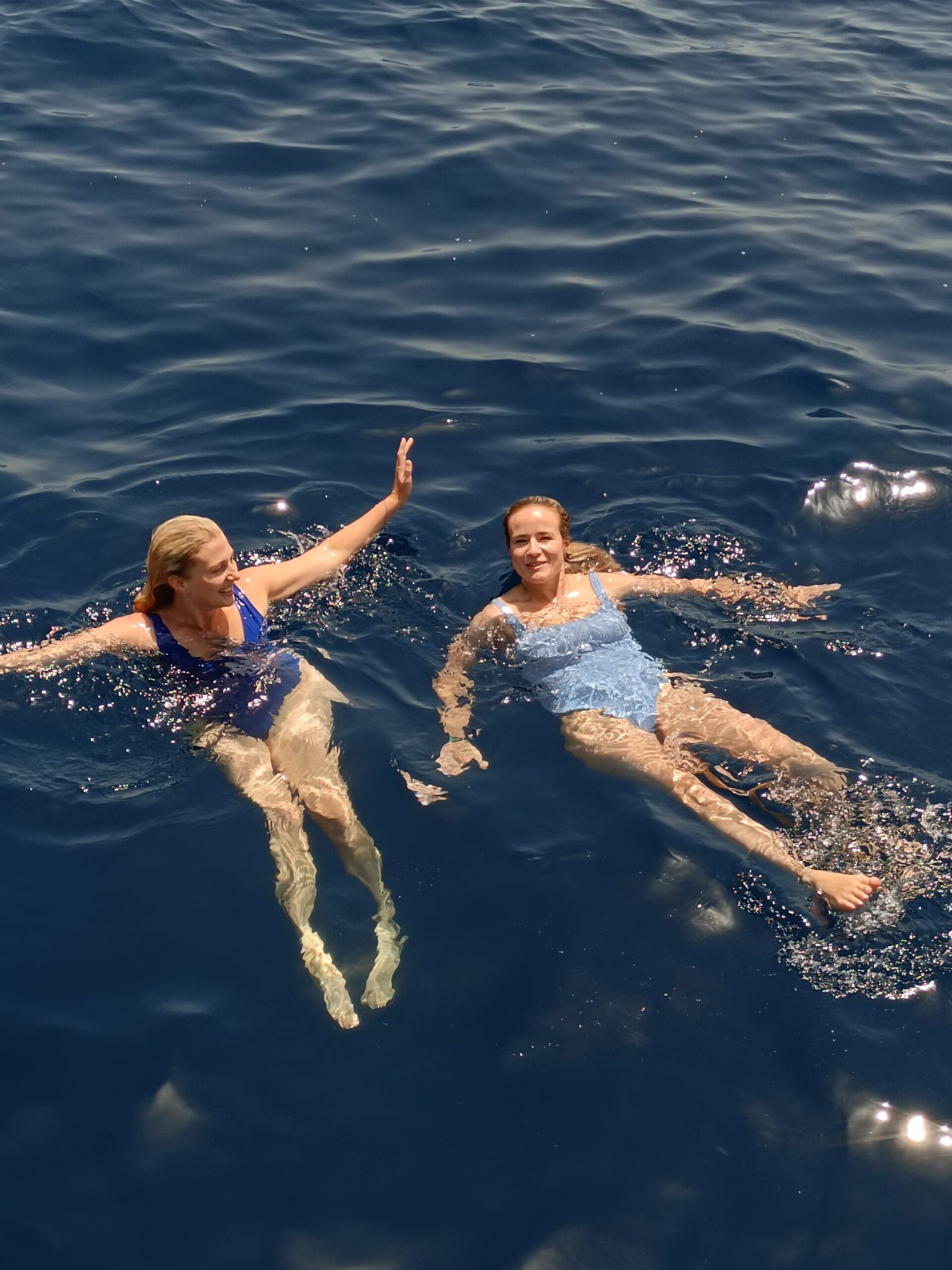 Baño en el Mediterráneo durante la parada del velero privado 4 horas Barcelona