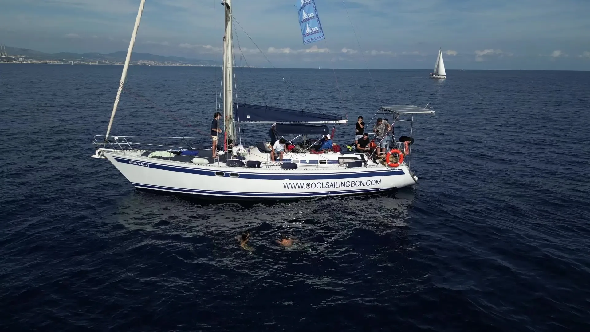 Interior del veler de Cool Sailing BCN navegant per la costa de Barcelona