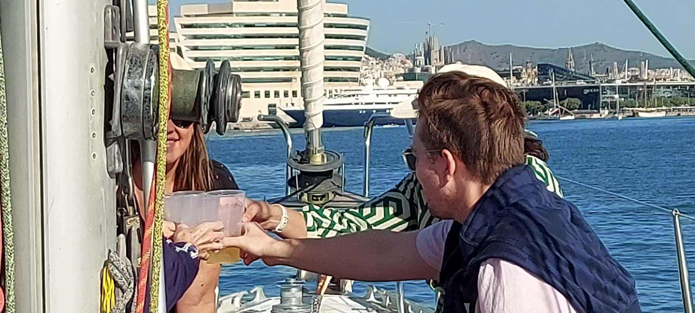 Velero privado para grupos en Barcelona — hasta 12 personas