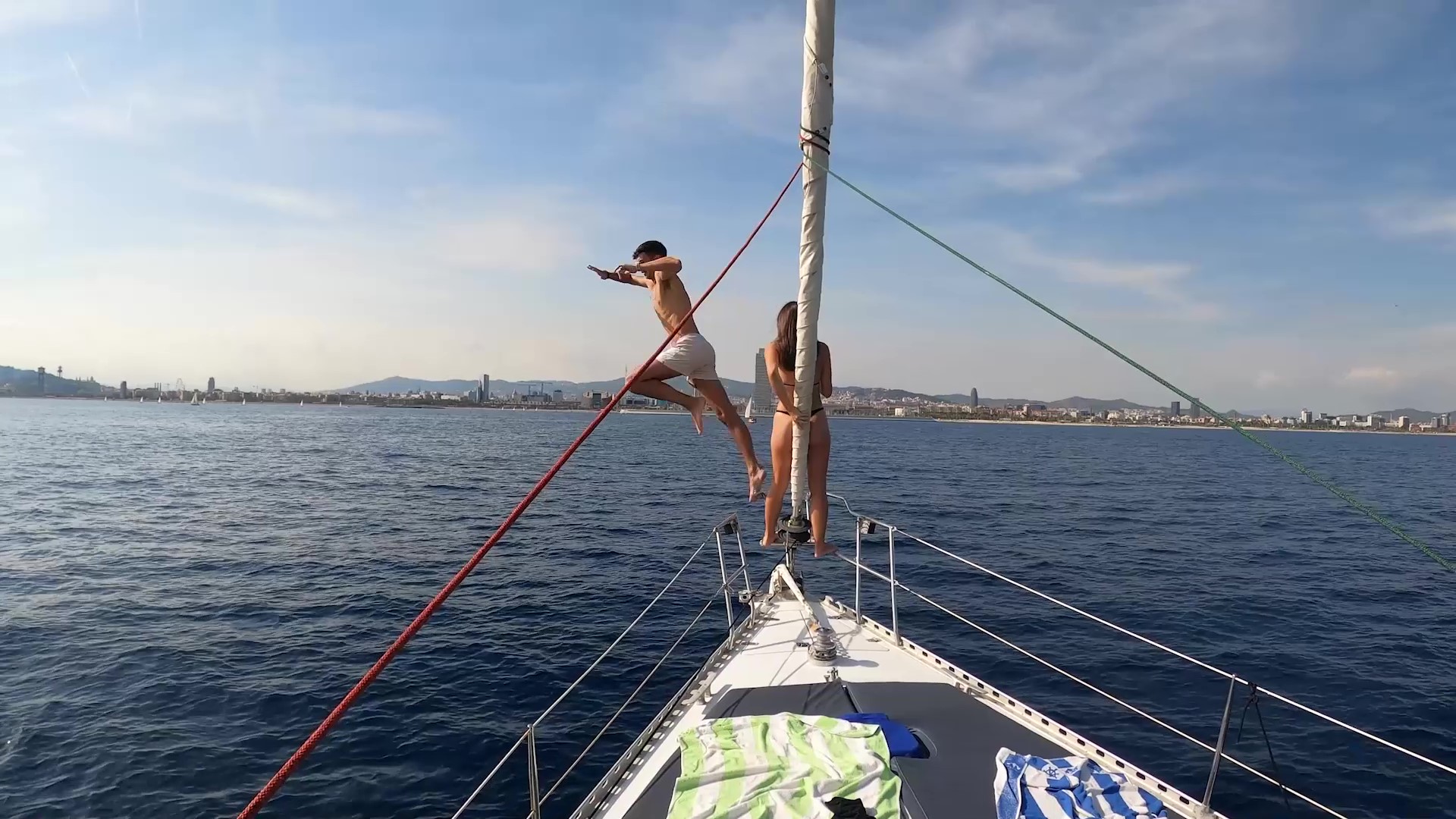 Cubierta del velero con la Sagrada Família y el skyline de Barcelona al fondo