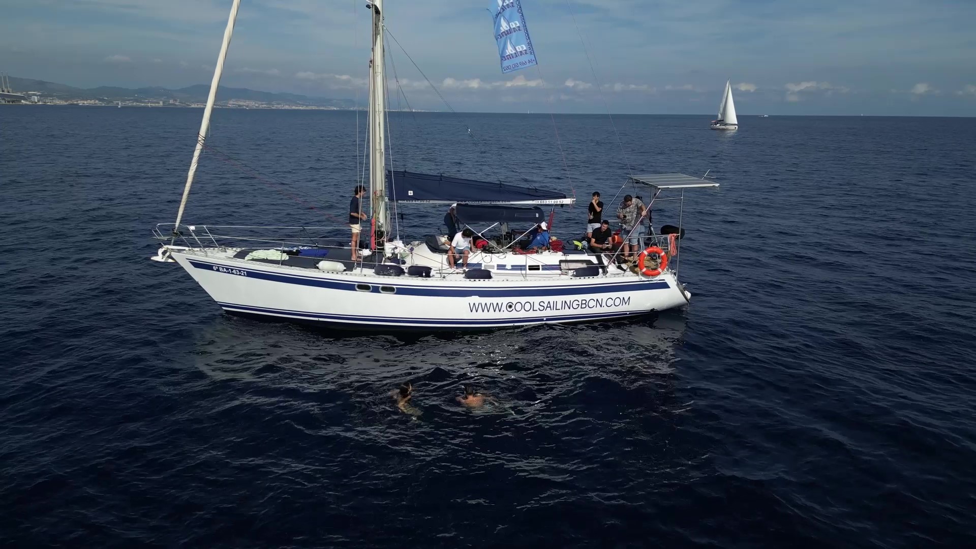 Interior del velero de Cool Sailing BCN navegando por la costa de Barcelona