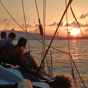 Paseos en velero de puesta de sol en Barcelona