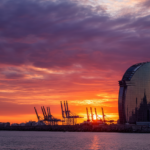 cool-sailing-sunset Vistas del skyline de Barcelona y el Hotel Vela desde un barco de Cool Sailing BCN en una salida de navegación.